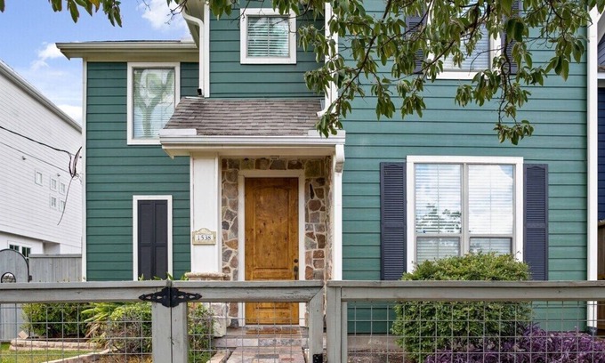 Shady Acres Casa | Cottage In The Heights!
