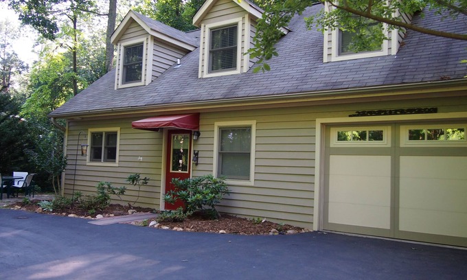 Royal Pines Casa | Privado y conveniente, senderismo, patio dulce, cerca de Asheville y Hendersonville