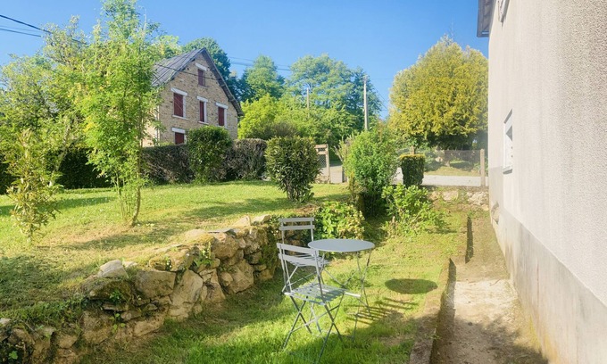 Chanteix Casa | Cottage In the Shadow of the Tulip Tree