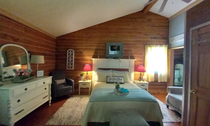 Sweet Valley Cama Y Desayuno | Cottage in the Woods B&B=The Bluebird Bungalow