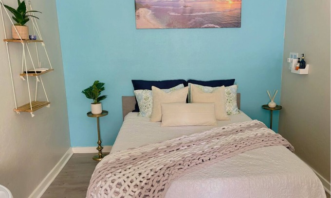 Parker Ridge Casa | Cottage in West Palm Beach with Wi-Fi, AC, workspace, completely private yard