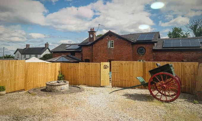 Cosford Casa | Private Cozy 1-Bedroom Cottage in Staffordshire