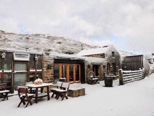 Meltham Casa | Cottage incredible views off grid private dog friendly garden cosy