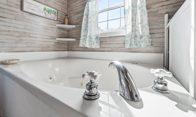 Fort Payne Cabaña | Cottage/ jetted tub/ 1acre/charcoal grill/ fire pit/picnic table/ Wi-Fi/ Roku tv