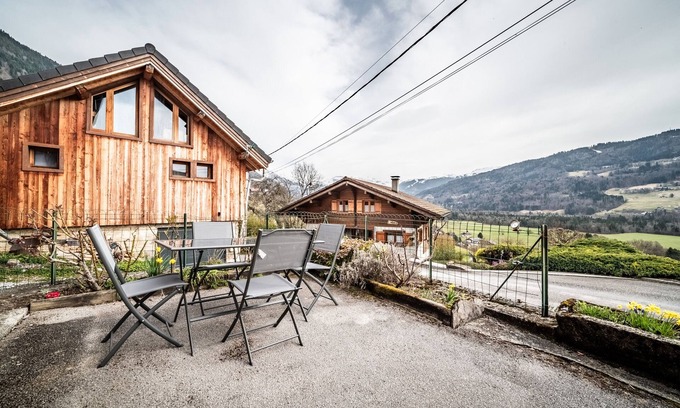 Taninges Cabaña | Casita de campo 'La Ferme De La Plaigne' con vistas a la montaña, terraza privada y Wi-Fi