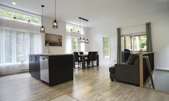 Chertsey Chalet De Esquí | Cottage le Cerf (modern, spa, BBQ, accès lac Lili)