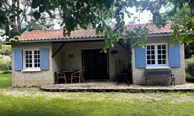 Varaignes Casa | Casita de campo "Le Pêcheur" con vistas al lago, piscina compartida y terraza privada