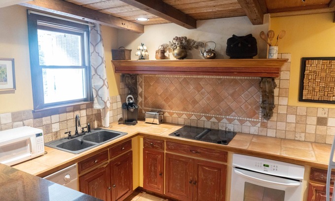 Summerville Historic District Cabaña | Cottage Located at Gorgeous 1889 Victorian Bed and Breakfast near Charleston