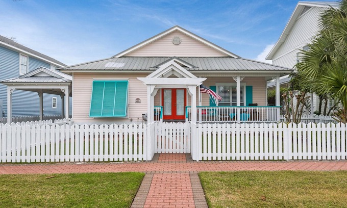 Crystal Shores Casa | Cottage Near Pool, Walk to Beach, Cafe, and Shopping