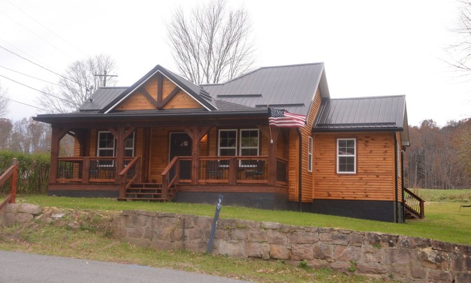 Victor Casa | Cottage New River National Park 3 Minutes to the Bridge. Renovated & Hot Tub.