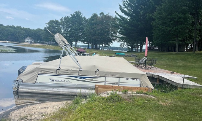 Baldwin Casa | Cottage on Big Star Lake with pontoon rental available! 2 bedroom sleeps 6