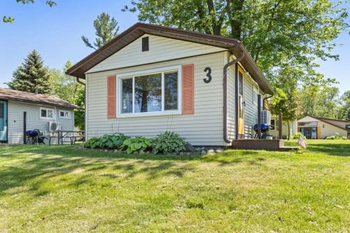 Chippewa Lake Casa | Cottage on Chippewa lake with kayaks