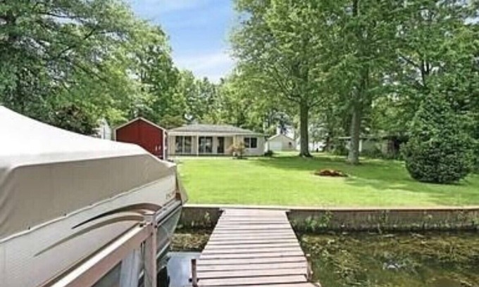 Newaygo Cabaña | Cottage on Croton with a hot tub!