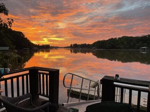 New Concord Casa | Cottage on Cypress Bay near Paris Landing State Park
