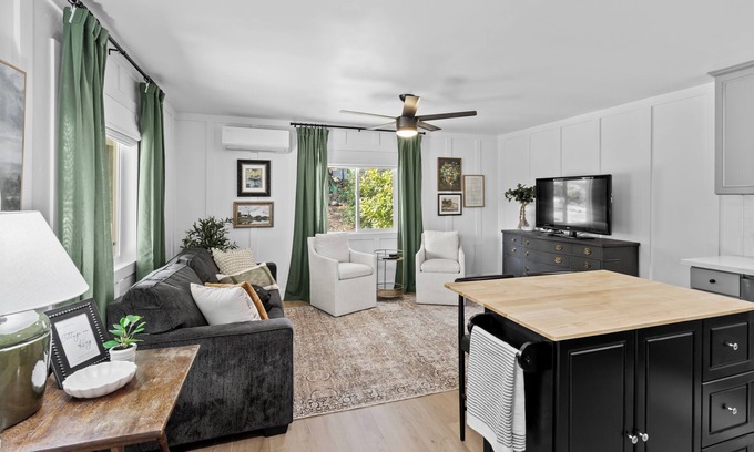 Loomis Cabaña | Cottage on King: Stylish and comfortable in the country!