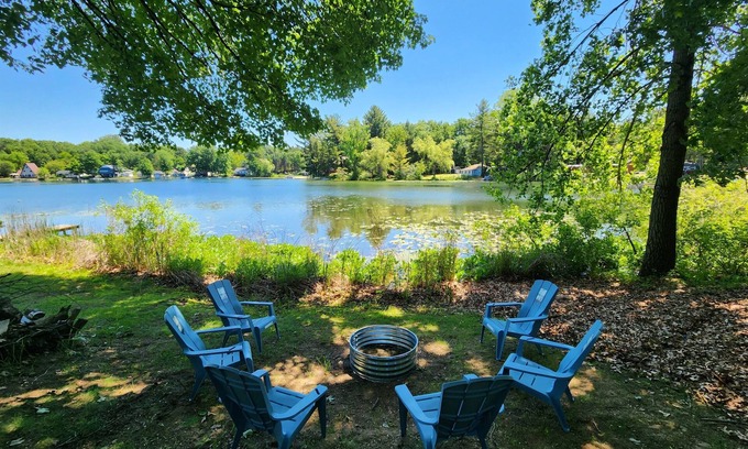 Greenville Cabaña | Cottage on Little Blue Lake with Hot Tub!