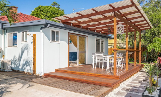 Byron Bay Cabaña | Cottage on Middleton - pasos del animado centro de Byron
