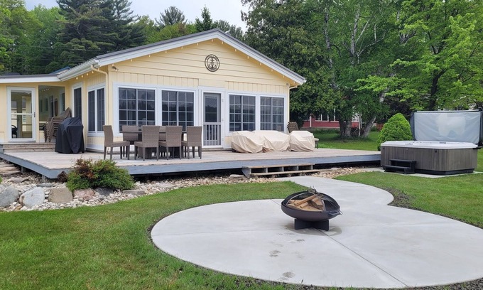 Shelby Cabaña | Cottage on Stony Lake with Hot tub!