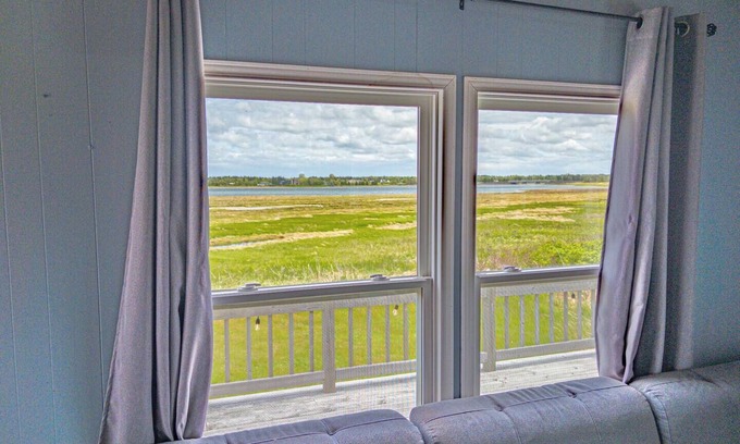 Beaubassin East Cabaña | Cottage on the coast