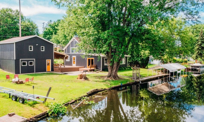 Brooklyn Casa | Cottage on the Canal | Lake Access| Kayak & SUP