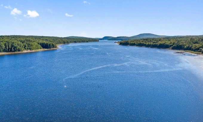 Winterport Cabaña | New & Trendy - Grand Water View, A/C, Dogs OK, Private, Yard Games, Fire Pit