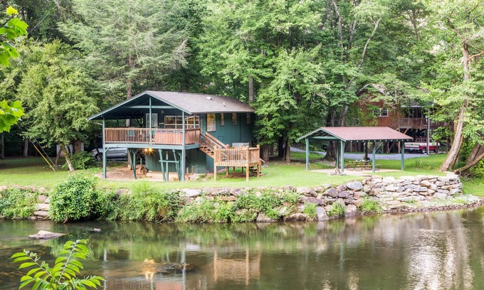 Sylva Cabaña | Cabaña en el río Tuckasegee con bañera de hidromasaje, hoguera y área de picnic cubierta