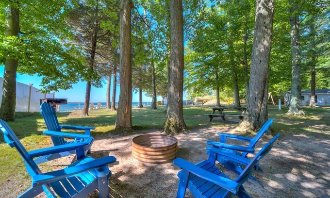 Muskegon Casa | Cottage Retreat Scenic Drive Resort 7