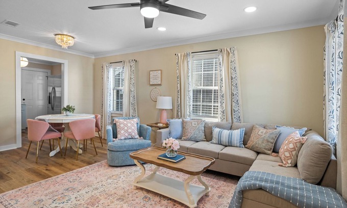 Laurel Cabaña | Cottage Row: Daphne