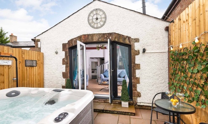 Hayton Cabaña | Cottage - Sleeps 3, hot tub & pet friendly