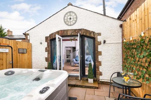 Hayton Casa | Cottage - Sleeps 3 hot tub & pet friendly
