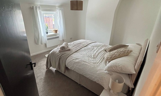 Middlewich Cabaña | Cottage - Sleeps 4 - Pet Ok - Patio - Parking