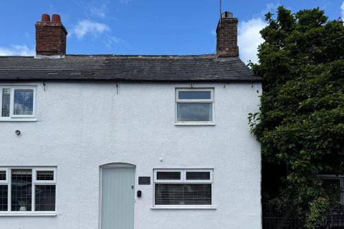 Middlewich Casa | Cottage - Sleeps 4 - Pets Ok - Garden - Parking