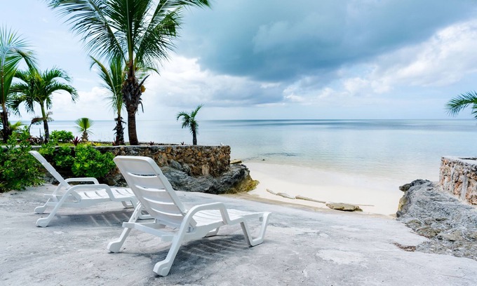Spanish Wells Casa | Cottage steps from Private Beach! Lovely Ocean Views