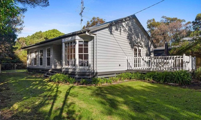 Cowes Cabaña | Cottage style weatherboard house 5 min walk to Red rocks Beach.
