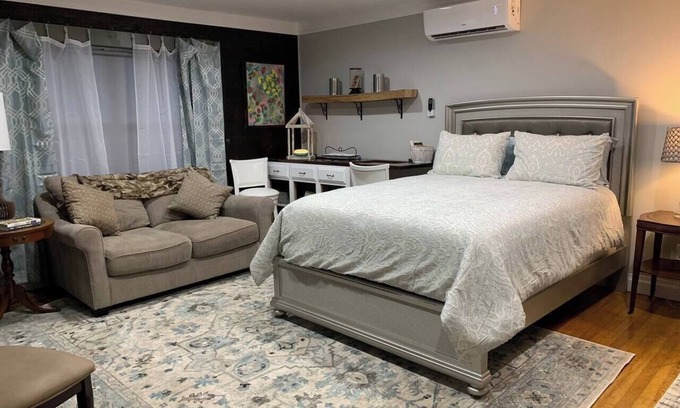Fort Payne Apartamento | Cottage Suite - Queen Bed & 1 Bath