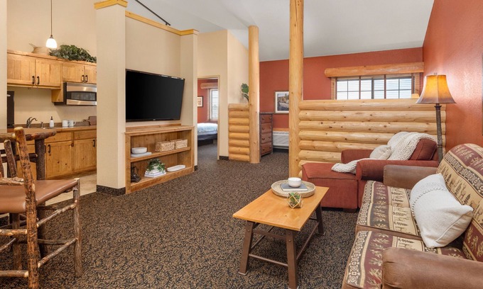 Rothschild Casa | Cottage Suite With Full Kitchen, Access to Pool, Hot Tub, and Gym