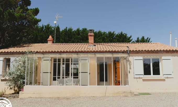 Talmont-Saint-Hilaire Cabaña | Casa de campo con juegos y terraza en La Guittière