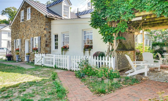Leesburg's Old and Historic District Cabaña | Cottage w/ Furnished Patio & Garden: Dtwn Leesburg