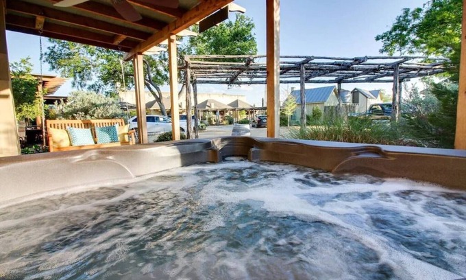 Fredericksburg Apartamento | Cottage w/hot tub 3 blocks from downtown