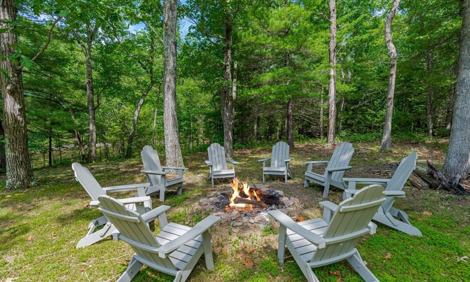 Berkeley Springs Cabina | Cottage w Hot Tub, Pond & Kayaks, Fire Pit, & WiFi