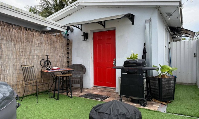 Miami Gardens Condominio | Cottage w/Private Firepit, Entrance, Pking & BBQ