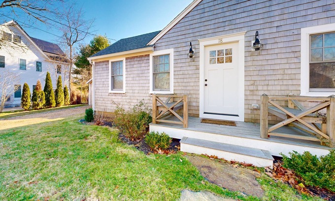 Vineyard Haven Casa | Cottage w/ water views from front yard, central ac & fireplace