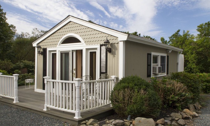 Fifth Ward Cabaña | Cottage - Walk to the Mansions, Cliff Walk, Reject's Beach, Tesla charger