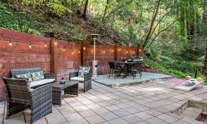 Rio Nido Casa | Cottage with a large patio, free WiFi, washer/dryer, & gas grill