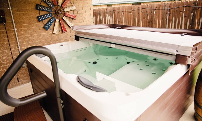 Terrell Cabaña | Cottage with hot tub!