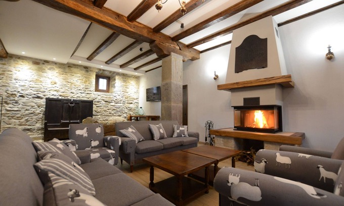 Zubiri Cabaña | Casa Rural con Jacuzzi, Barbacoa y Jardín