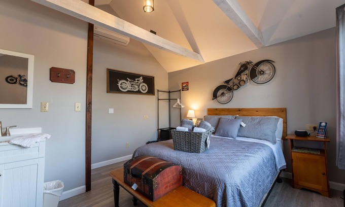 Alton Bay Cabina | Cottage with Lake Views & Access Now featuring AC Wi-FI and TV