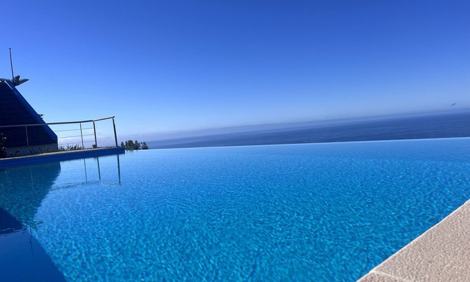 Lombo do Doutor Cabaña | Cottage With Stunning View of the Atlantic Ocean yet 4min. Away From Sandy Beach