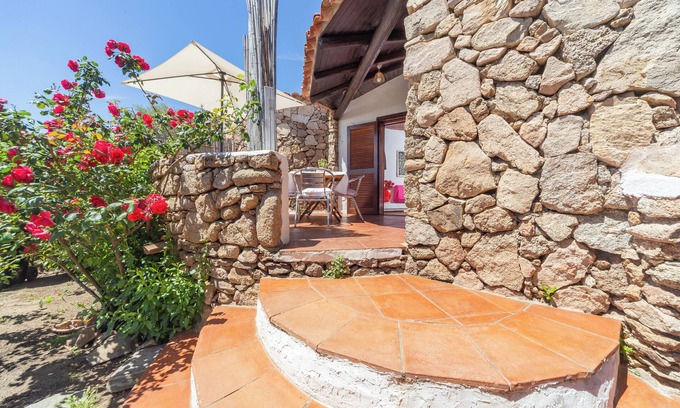 Baia Caddinas Casa | Casita de campo con terraza y vistas al mar; hay aparcamiento disponible en la calle