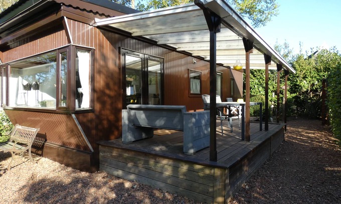 Marum Chalet De Esquí | Cottage with veranda for rent against forest edge, ideal for peace seekers